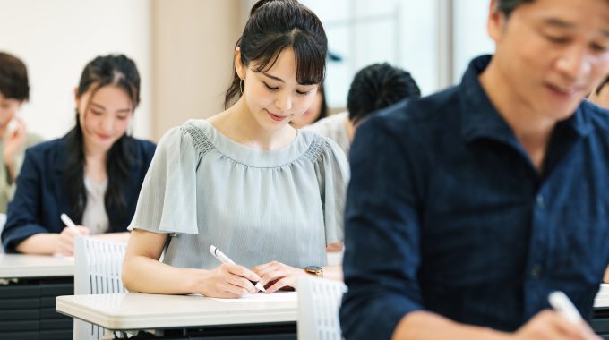 試験を受ける女性　試験会場