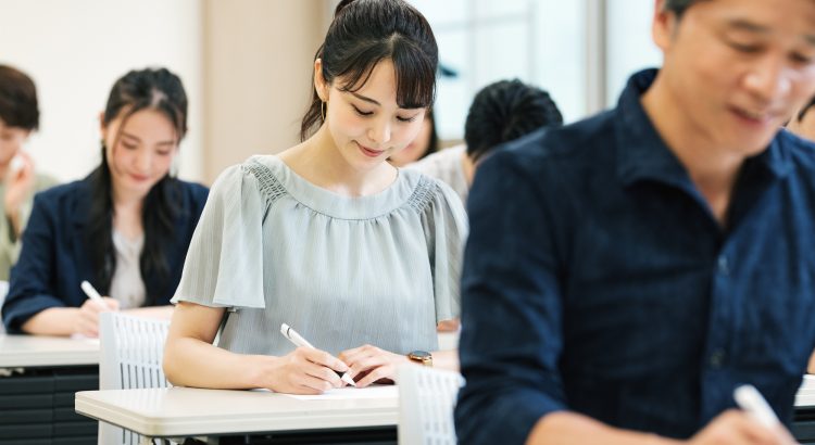 試験を受ける女性　試験会場