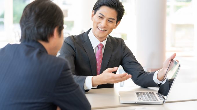 パソコンを見ながら話をする中小企業診断士