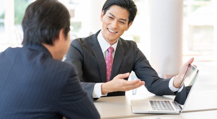 パソコンを見ながら話をする中小企業診断士