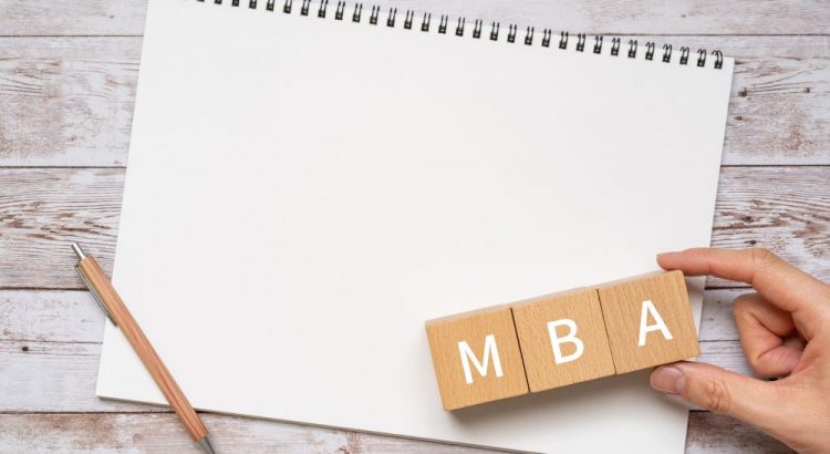スケッチブックにMBAのブロックと鉛筆