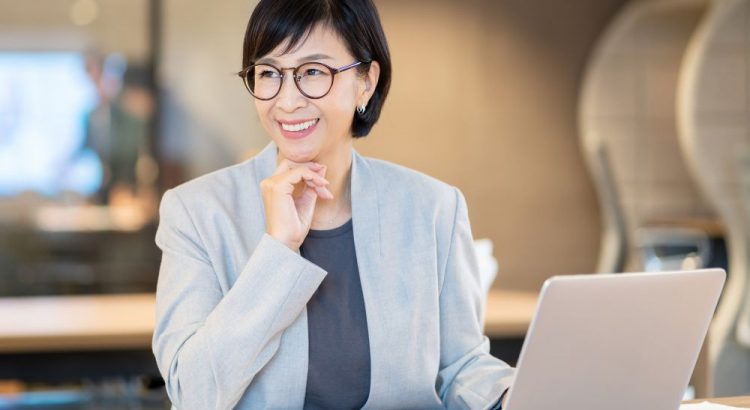 会社でミーティングをする女性　経営者